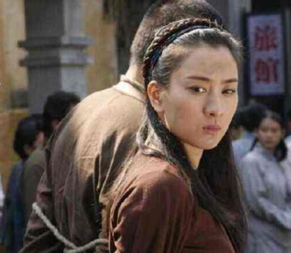 1925年，女匪&OpenCurlyDoubleQuote;駝龍&rdquo;被槍決，行刑前身穿絲綢旗袍，高喊我不怕死