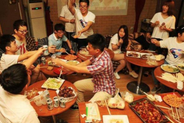 各地大學生生活費標準排行榜，貧富差距有點大，家長別亂給