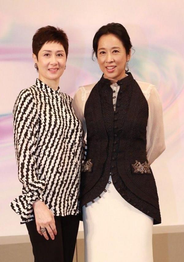 朱玲玲真不愧是“闊太”，一身黑+白搭配真高階，哪像大嬸的年紀