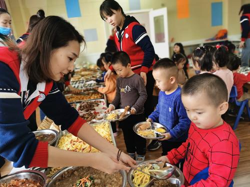 芝士焗龍蝦、檸香三文魚、海參小米粥，你敢相信這是家幼兒園伙食