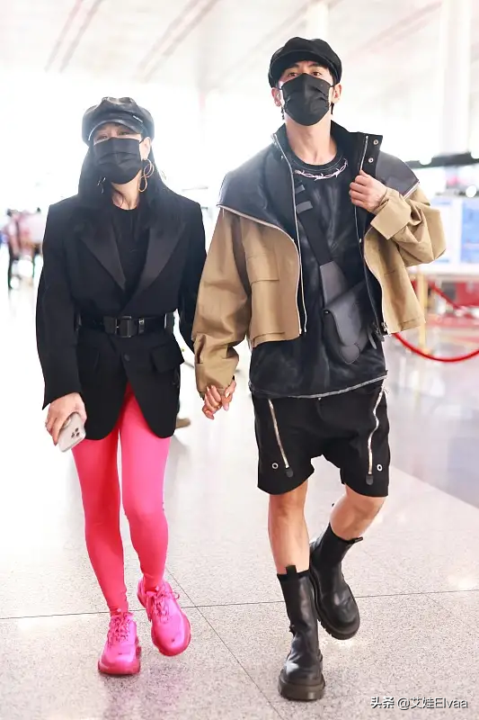 51歲鍾麗緹超自信!穿死亡芭比粉健美褲機場炸街,外八站姿真霸氣 51歲鍾麗緹超自信!穿死亡芭比粉健美褲機場炸街,外八站姿真霸氣