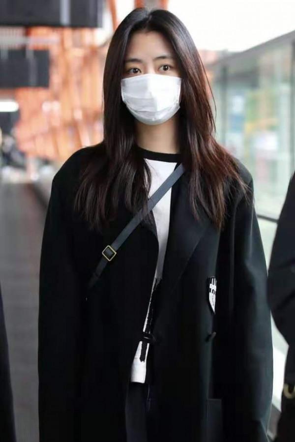 譚松韻太會減齡了吧！黑色西服配牛仔褲，嫩得像個高中生