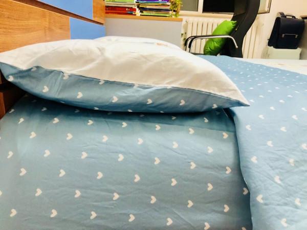 夜晚擁抱著繪睡牧場小夜曲入眠,舒服地在夢中甜笑 夜晚擁抱著繪睡牧場小夜曲入眠,舒服地在夢中甜笑