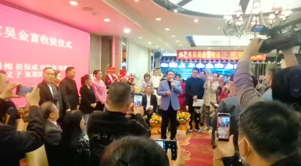 65歲曲藝名家收徒陣仗大，眾多相聲大師到場祝賀，姜昆現身獲追捧