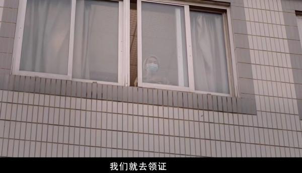 賈玲新片捲髮造型搶鏡,與周冬雨成閨蜜,載朱一龍騎摩托 賈玲新片捲髮造型搶鏡,與周冬雨成閨蜜,載朱一龍騎摩托