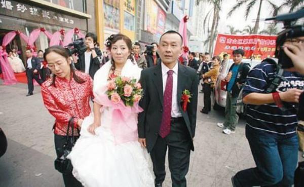 13年前,那個騎摩托載亡妻回家,半年後又再婚的吳加芳後來怎樣? 13年前,那個騎摩托載亡妻回家,半年後又再婚的吳加芳後來怎樣?