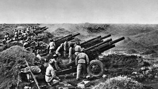 19歲的特等功臣：連炸兩個地堡，飛身堵住槍眼，犧牲後雙手仍不松