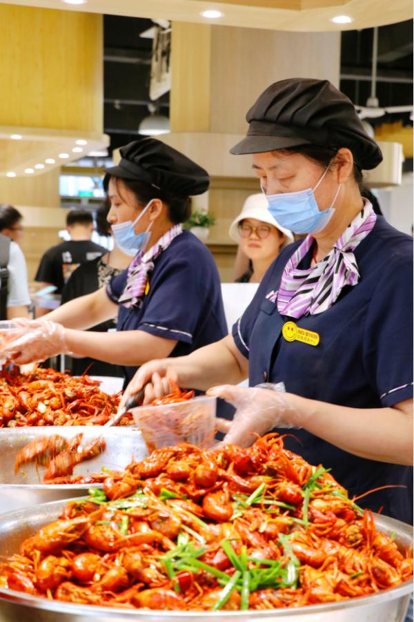 高校全魚宴,連吃十天不要錢!學生:親手喂大的魚真香 高校全魚宴,連吃十天不要錢!學生:親手喂大的魚真香