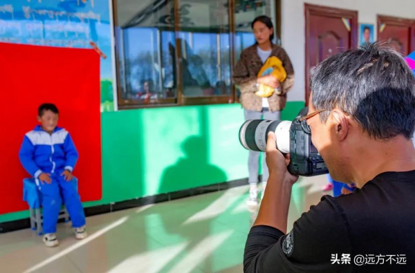 摩旅西藏的路上，我們闖入西藏小學，幹了件麼麼噠的事