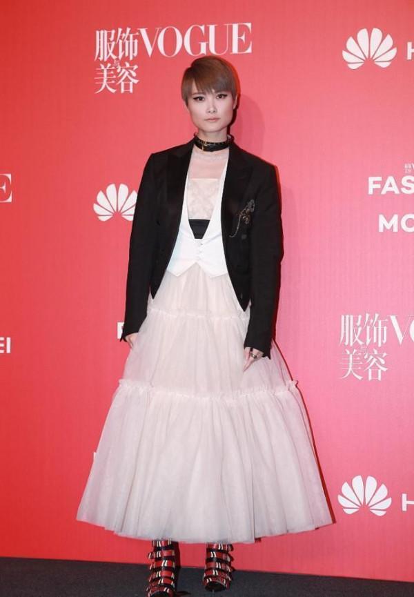 李宇春越來越有氣質了，馬甲西裝疊穿粉裙，俏皮時尚還高階