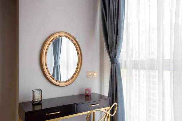 小戶型也能駕馭輕奢風，配色豔而不俗，黃銅+大理石高階感爆棚