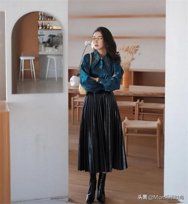 既要溫度也要風度，秋天就該這麼穿：“半身裙+裸靴”，洋氣顯瘦