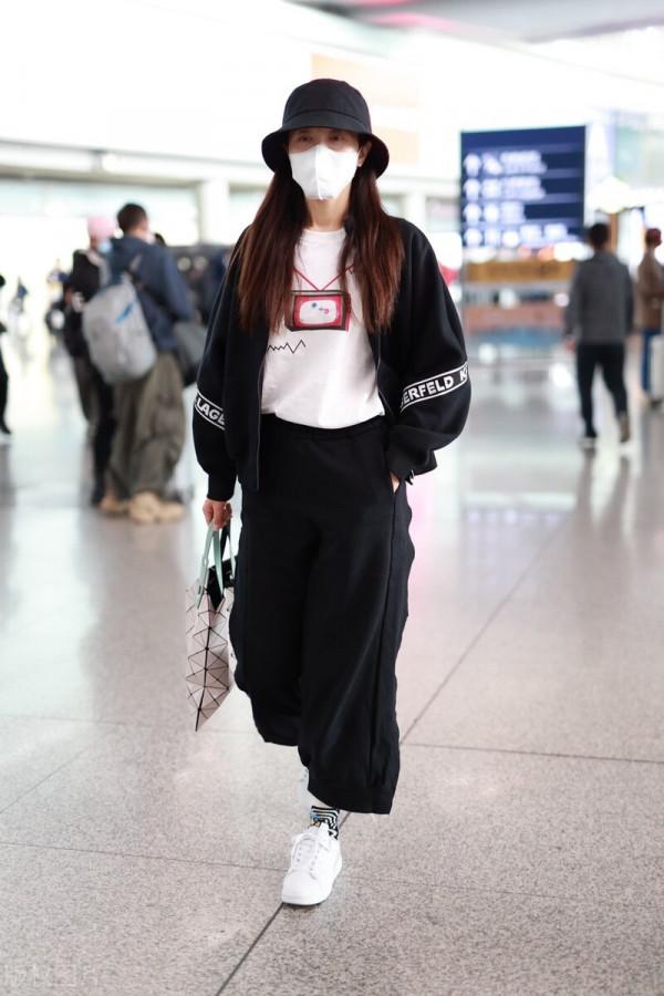 曾黎運動風穿搭,一身的黑色裝扮,時尚不沉悶,看著好舒服 曾黎運動風穿搭,一身的黑色裝扮,時尚不沉悶,看著好舒服