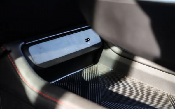 電子後視鏡+華為車機,軸距2735mm,預計10萬出頭可買 電子後視鏡+華為車機,軸距2735mm,預計10萬出頭可買