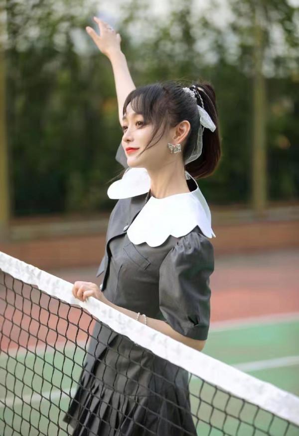 何泓姍30+的年紀18歲 歲的臉，穿“日系校服”真嫩，看不出年紀感