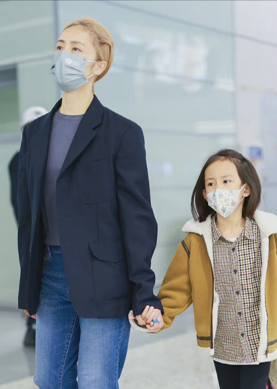 孫莉攜小女兒走機場，西裝配牛仔褲簡約十足，母女倆顏值都高