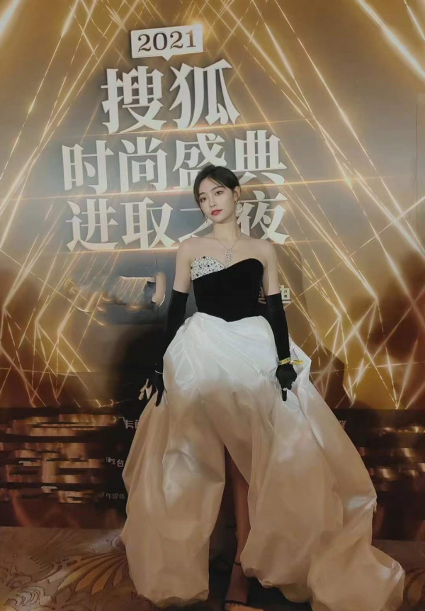 時尚盛典女星生圖：baby清冷，蔡少芬笑出法令紋，婁藝瀟發福明顯