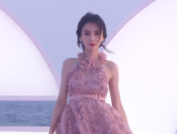 GQ沙灘紅毯來了!熱巴雀斑妝迷人,baby仙裙迎戰,關曉彤造型失策 GQ沙灘紅毯來了!熱巴雀斑妝迷人,baby仙裙迎戰,關曉彤造型失策