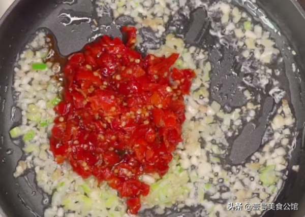 四川風味的剁椒芋頭蒸排骨，鮮辣味美又解饞，吃了一次還想吃