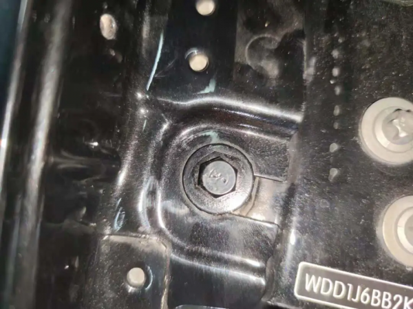 事故精修過的賓士E53 AMG,但仍然逃不過檢測師傅的火眼金睛 事故精修過的賓士E53 AMG,但仍然逃不過檢測師傅的火眼金睛