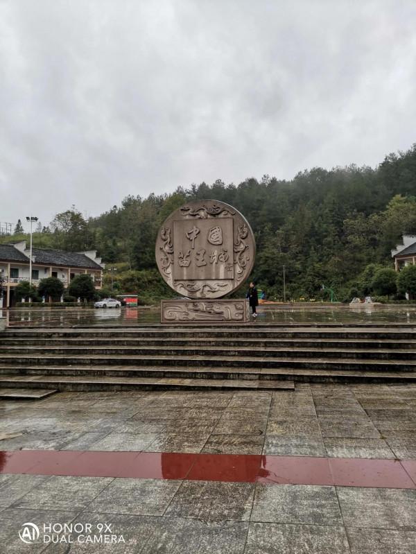 苗寨景區旅遊,看上價值2500元的銀碗值得買嗎?有沒有收藏價值? 苗寨景區旅遊,看上價值2500元的銀碗值得買嗎?有沒有收藏價值?