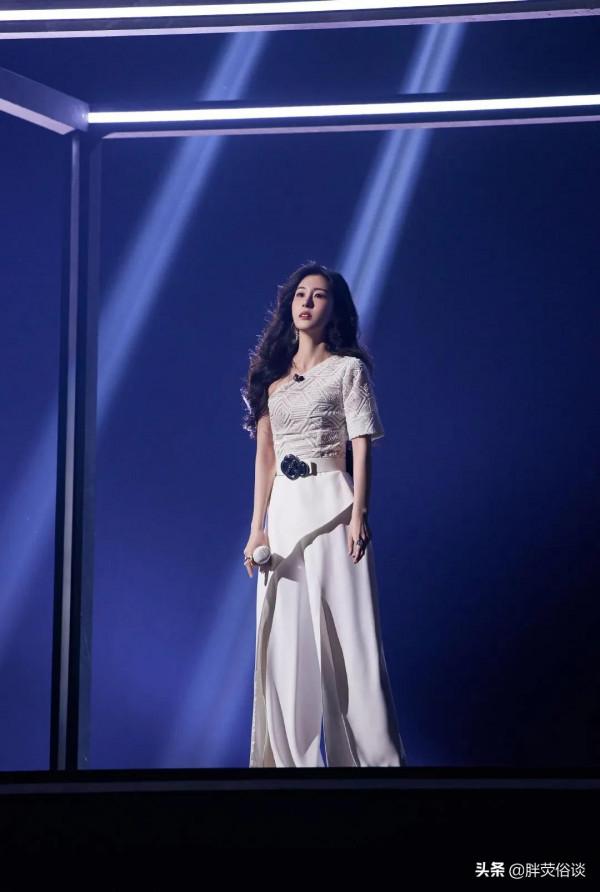 張碧晨一身現代裝很大氣，就是眼光不太好喜歡上了華晨宇