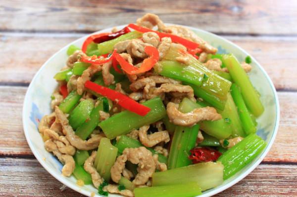 冬天，不管有錢沒錢，女人要多吃7種“高鐵”食物，氣色好顯年輕