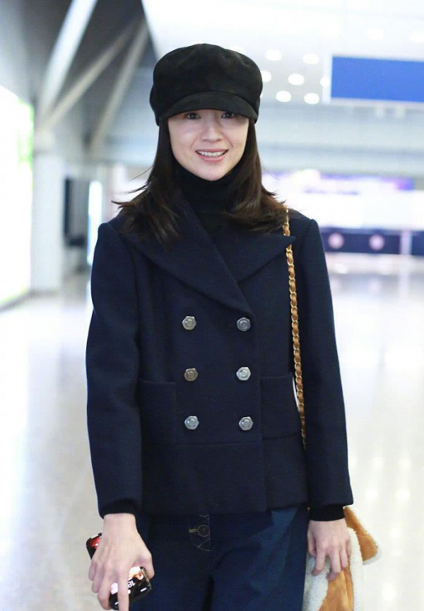 董潔不考慮考慮多休息一下嗎,走機場穿得寬鬆,臉上面板都水腫了 董潔不考慮考慮多休息一下嗎,走機場穿得寬鬆,臉上面板都水腫了