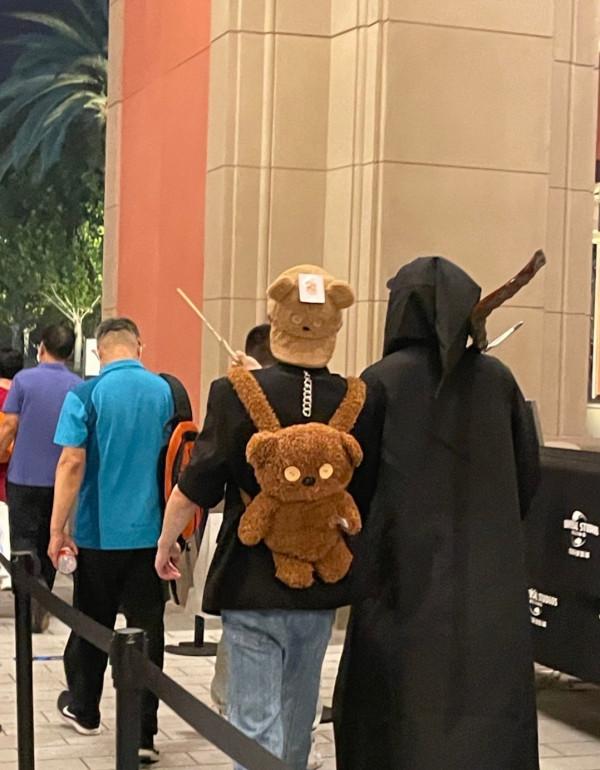 盤點環球影城偶遇明星生圖,白敬亭似商務精英,林依輪兼職賣貨? 盤點環球影城偶遇明星生圖,白敬亭似商務精英,林依輪兼職賣貨?