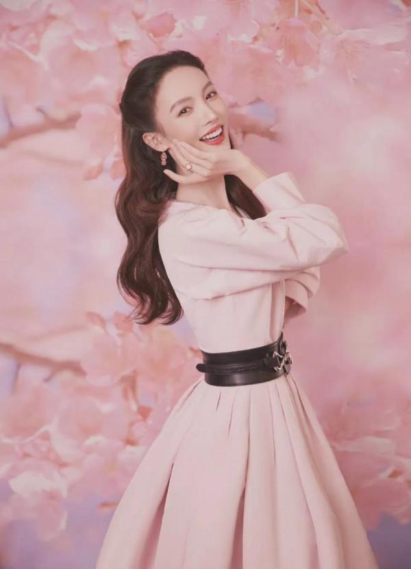 元宵晚會明星造型，毛曉彤似洋娃娃，宋軼太美