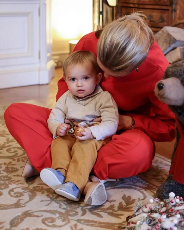 王室接連發布聖誕照,劍橋家著裝成槽點,盧森堡成第一萌娃流量體 王室接連發布聖誕照,劍橋家著裝成槽點,盧森堡成第一萌娃流量體
