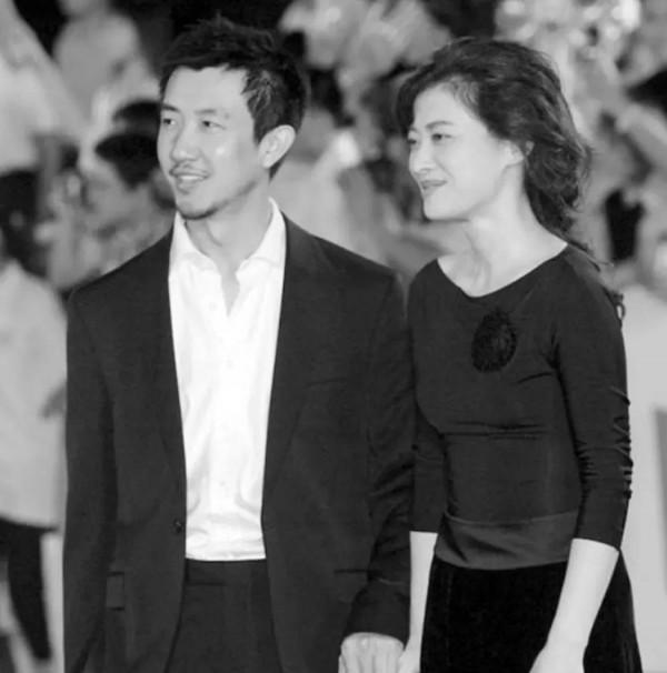 梅婷二婚嫁給曾劍，生育一兒一女，把婆婆當親媽，一家10口人同住