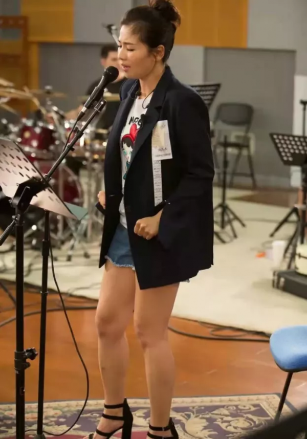 劉濤不自律了?錄歌照“大象腿”成焦點 劉濤不自律了?錄歌照“大象腿”成焦點