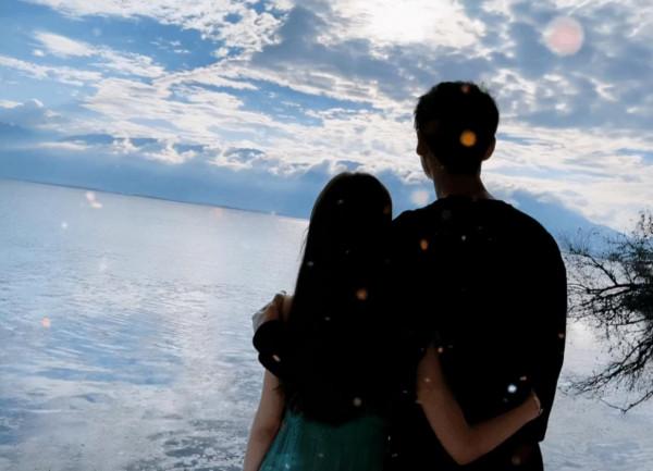 郭品超中秋攜女友秀恩愛,兩人漫步海邊,牽手相擁舉高高甜度爆表 郭品超中秋攜女友秀恩愛,兩人漫步海邊,牽手相擁舉高高甜度爆表