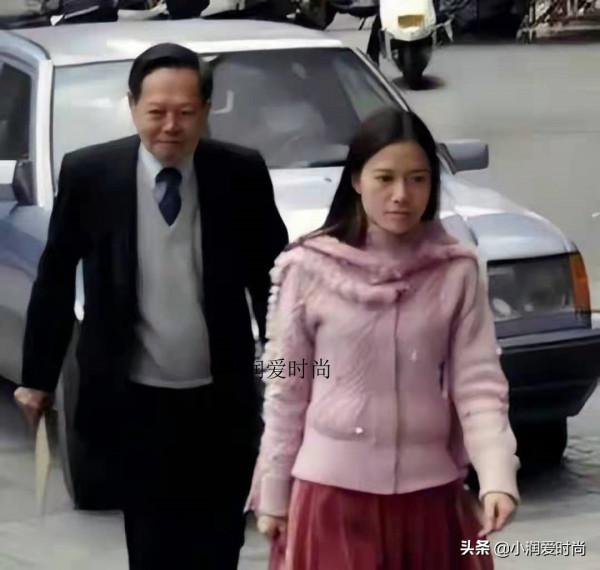 45歲翁帆越發知性脫俗,穿羽絨服戴針織帽時髦保暖,書卷氣真迷人 45歲翁帆越發知性脫俗,穿羽絨服戴針織帽時髦保暖,書卷氣真迷人