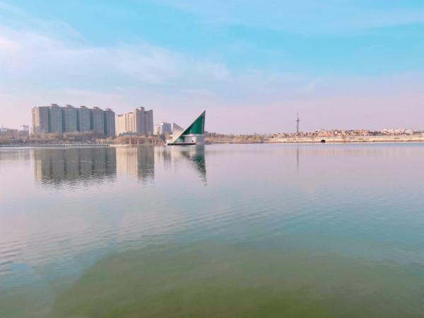 慵懶的喀什，當地人中午才起床，半夜街上很多俊男靚女