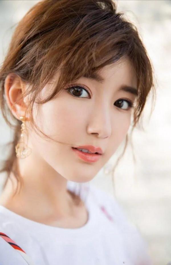 毛曉彤美照一冊，欣賞