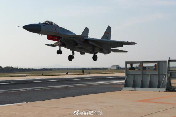 海軍航空大學某特裝大隊開展艦載戰鬥機著陸引導保障訓練