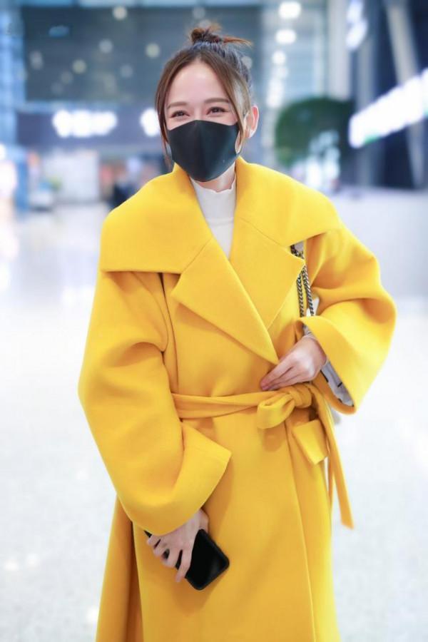 40歲的陳喬恩越來越美了,穿黃色大衣配牛仔褲,像20歲少女一般 40歲的陳喬恩越來越美了,穿黃色大衣配牛仔褲,像20歲少女一般