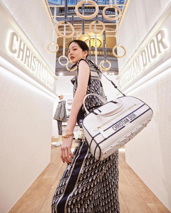 辰亦儒老婆挺有少女感，穿全身Dior套裝名媛範兒十足！扎馬尾俏皮