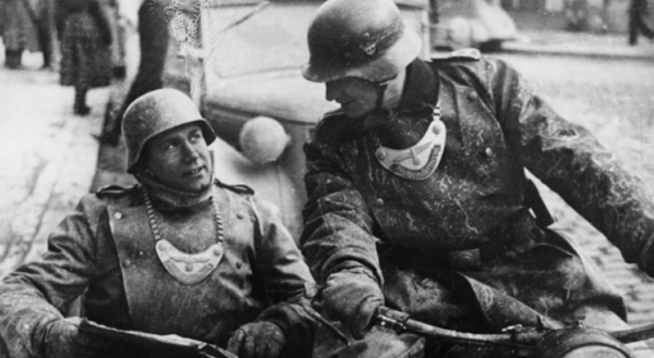 二戰德軍的月牙牌象徵什麼？被諷為鏈狗，德國軍官見了都繞道走