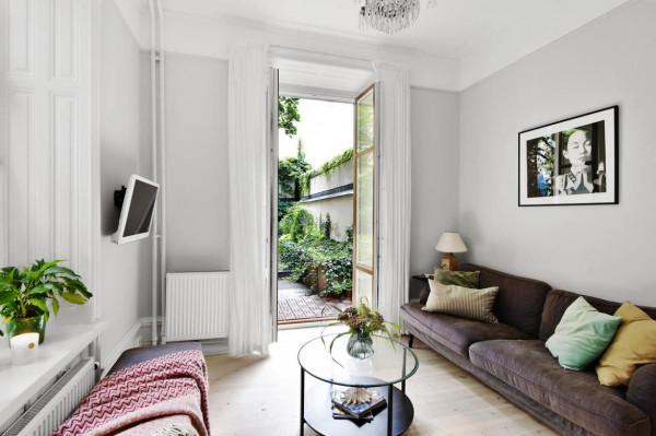 45㎡複式公寓，在廚房檯面上加塊板當餐桌，這樣2個人住剛剛好