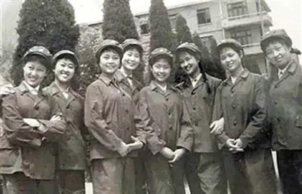 74年岑雲端時隔8年與毛主席相見，毛主席起身：廣西女兒來看我了