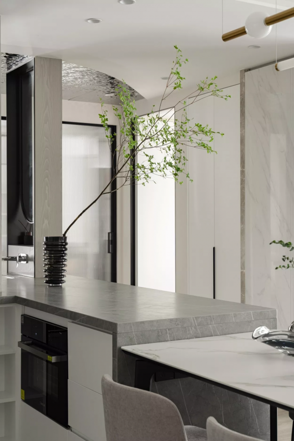 擁有現代天井，原始自然感強烈的簡約開放的家