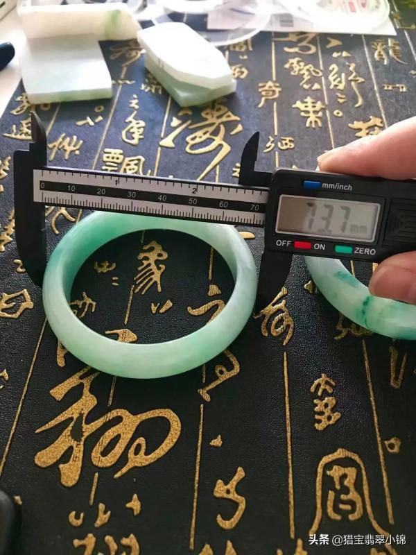 翡翠手鐲的圈口指的是什麼?我合適戴多大圈口的鐲子? 翡翠手鐲的圈口指的是什麼?我合適戴多大圈口的鐲子?