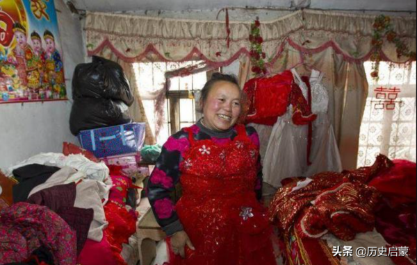 山東&OpenCurlyDoubleQuote;婚紗姐&rdquo;，常年只穿婚紗不穿其他衣服！她的背後有何故事？