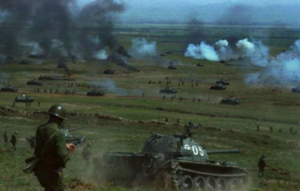 1981年蘇聯集結50萬大軍震撼北約，10天后，中國10萬大軍震撼世界