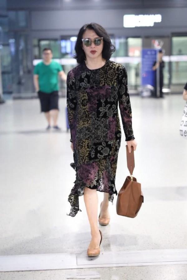 金星旅遊照曝光，穿開叉裙是很有女人味，可露出腿來就打折了