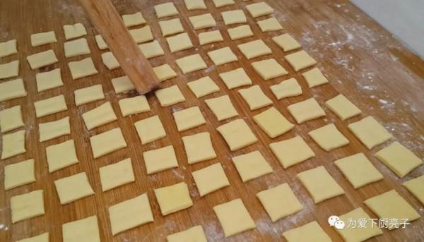 自制發麵餅的做法,鍋裡一烙,比吃麵包餅乾還過癮,真的太美妙了 自制發麵餅的做法,鍋裡一烙,比吃麵包餅乾還過癮,真的太美妙了