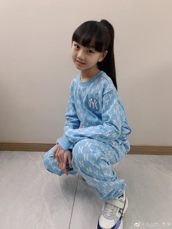 鄧倫&OpenCurlyDoubleQuote;女兒&rdquo;小山竹，教媽媽拍辣妹照！淡出娛樂圈，越長越美